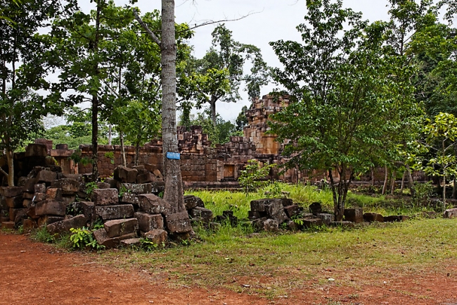 27-Prasat Ta Muen Thom-001